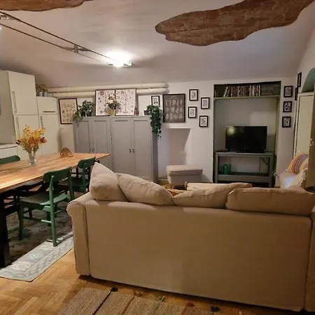 Parlapa Apartment *
